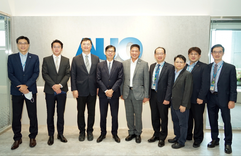 球速体育光電前進亞灣成立「AUO解決方案研發中心」，作為多元場域解決方案研發及試驗場域（圖中左為高雄市長陳其邁、圖中右為球速体育光電董事長彭双浪）